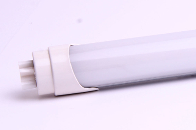 LED lysstofrør passer i fatningen til dine nuværende lysstofrør, så du let og enkelt kan nedsætte strømforbruget med 50 % 